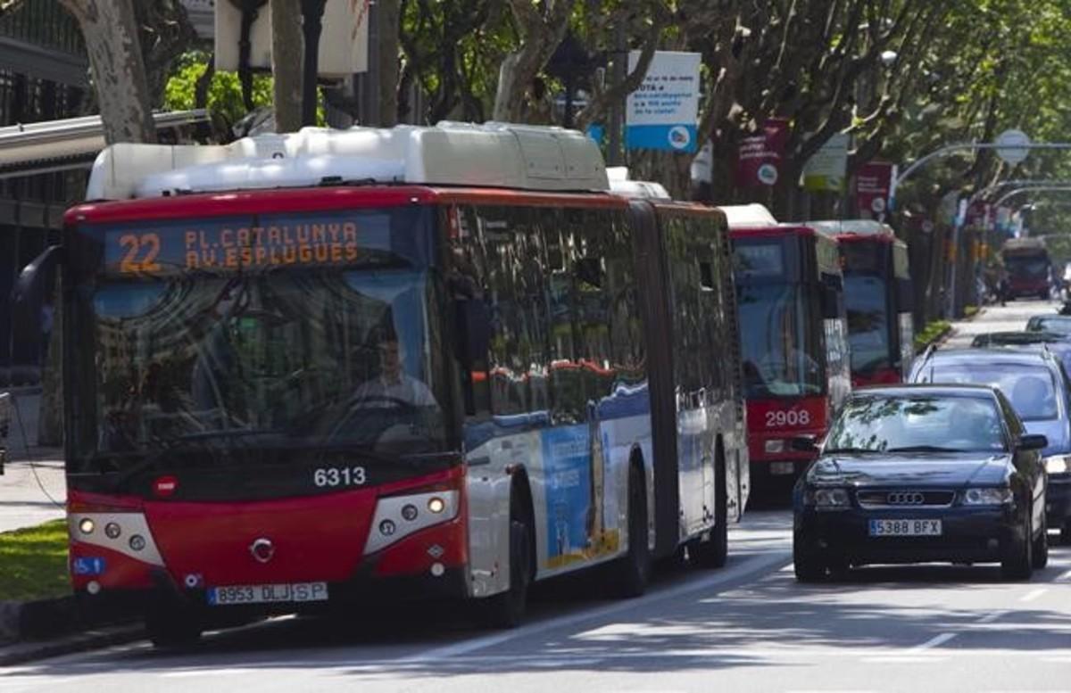 Hilera de autobuses en la avenida de la Diagonal