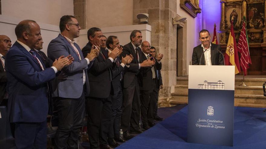 Requejo durante su toma de posesión, ante los aplausos de los diputados del Partido Popular.