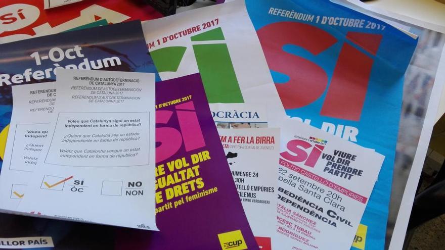 Els cartells sobre el referèndum que ha cedit l&#039;ANC de Castelló.