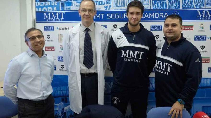 Facundo Cangiani, segundo por la derecha, en su presentación en la Clínica Estemedic del Dr. Bazire.