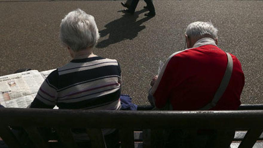 Una pareja de jubilados, en un banco.