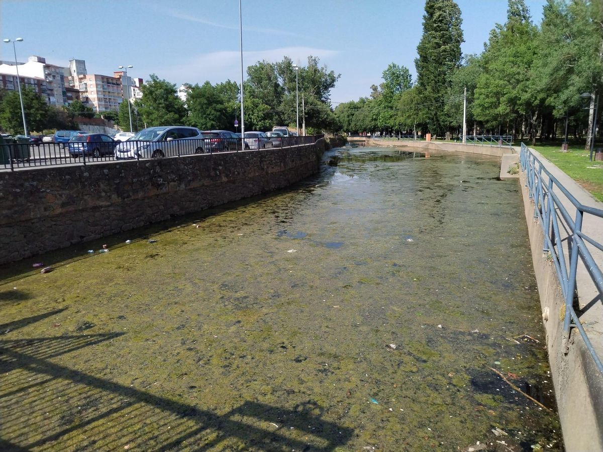 Tramo del canal de baños de La Isla de Plasencia que falta por arreglar.