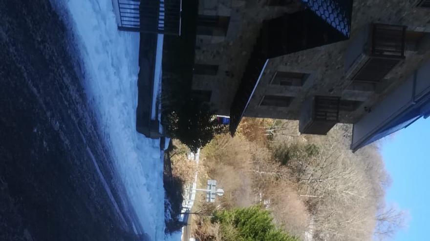 Coches en San Martín de Castañeda esperando para poder subir a la Laguna de Peces