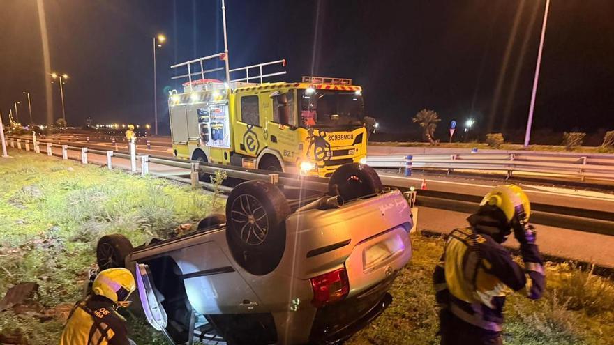 Tres personas atendidas tras el vuelco de un vehículo en el acceso al Carrizal de Ingenio