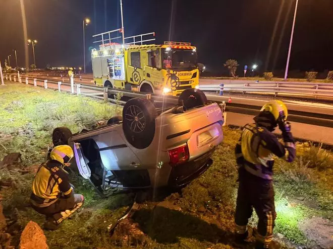 Tres personas atendidas tras el vuelco de un vehículo en el acceso al Carrizal de Ingenio
