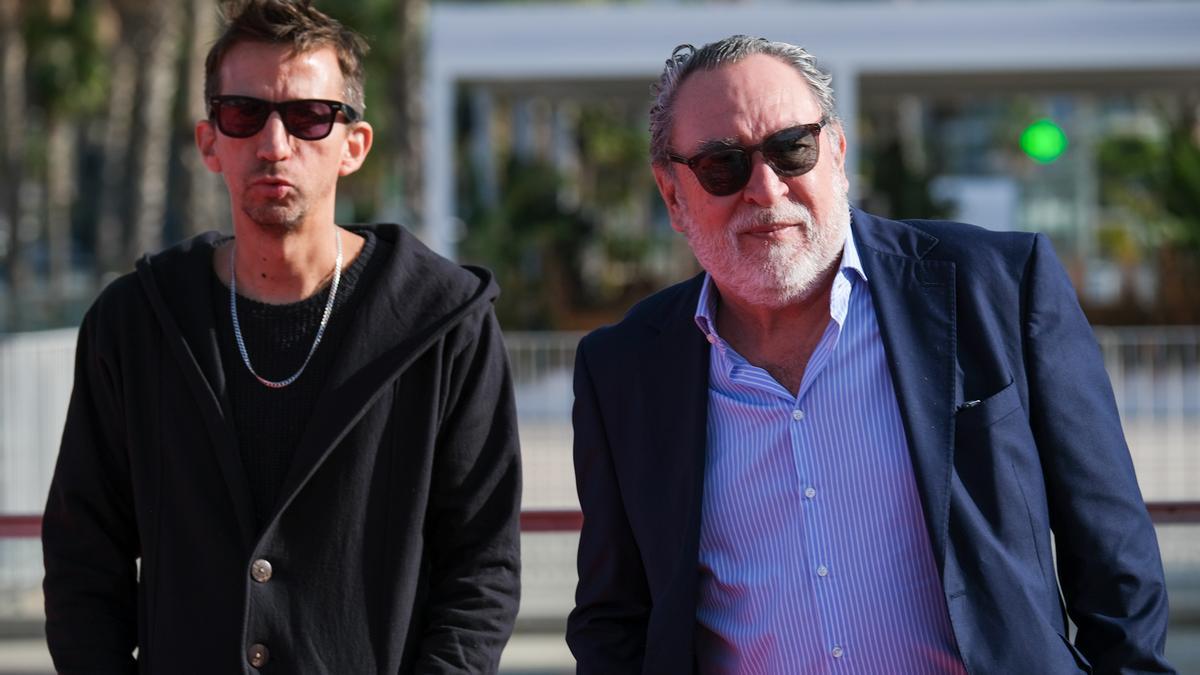 El director Matías Biza y el productor Adrián Solar en el photocall de presentación de 'El castigo' en el Muelle Uno