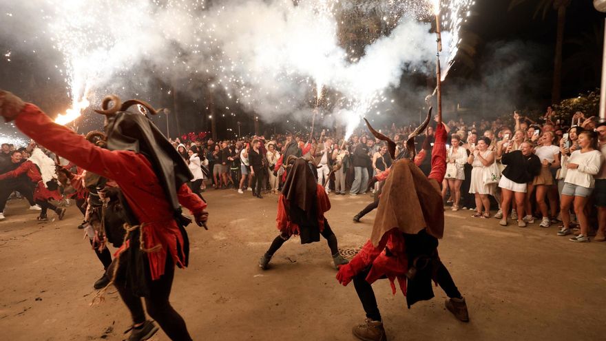 Fuego, agua y rituales para atraer la buena suerte en Sant Joan