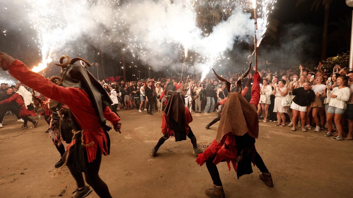 Dimonis el son del fuego y los tambores durante la pasada Revetla de Sant Joan.