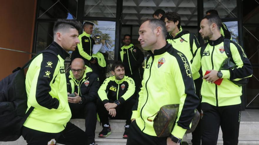 Los jugadores del Elche en la puerta del hotel Milenio antes de iniciar un viaje