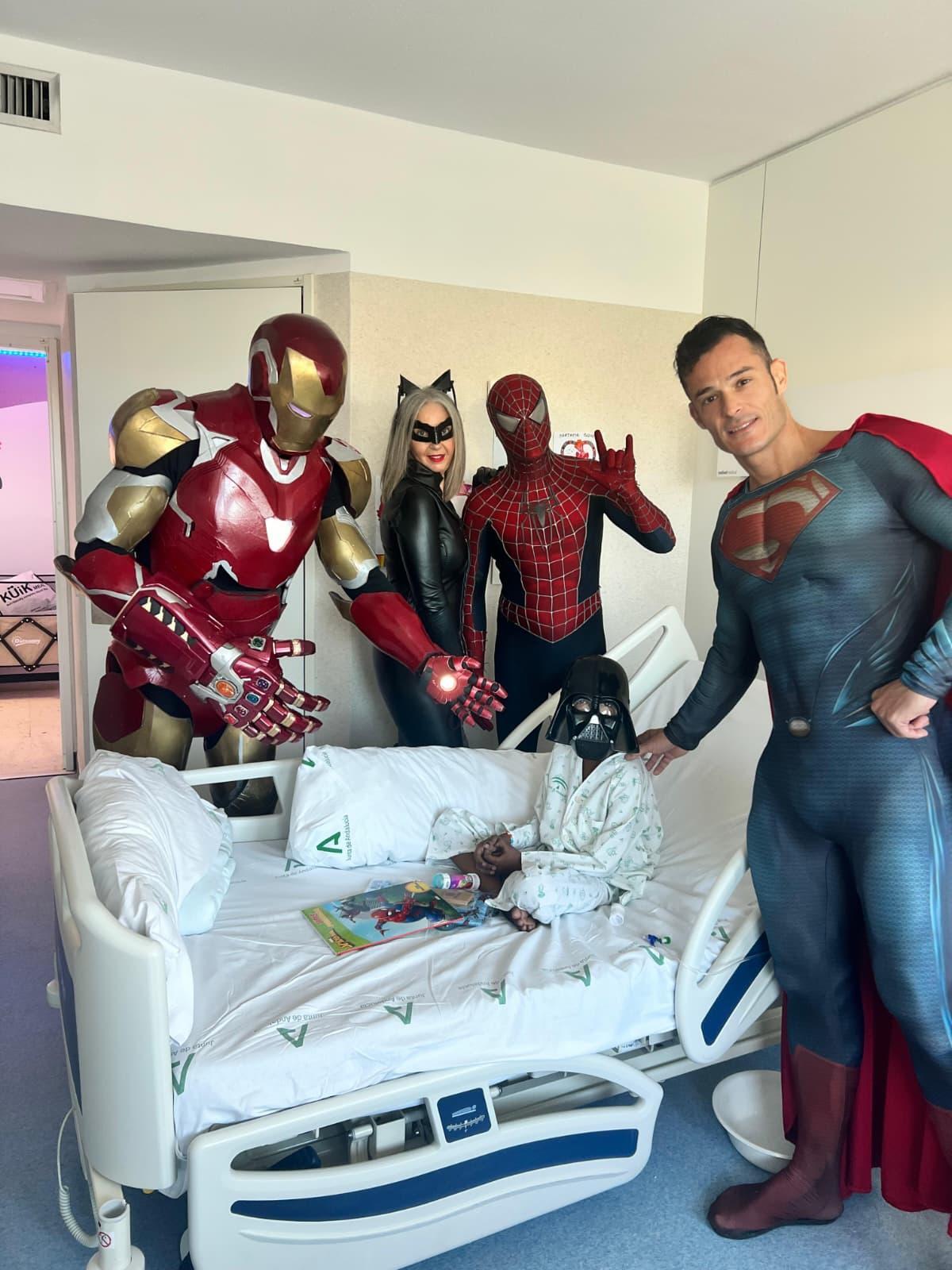 Manuela es voluntaria en hospitales vistando a niños disfrazada de superhéroe a través de la Asociación Superhéroes un Niño una Sonrisa