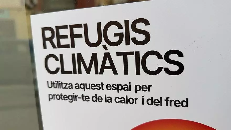 Vecinos de Barcelona reclaman más bibliotecas abiertas en agosto para combatir el calor y descansar: “Son esenciales”
