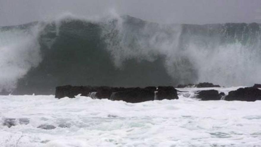 Difícil rescate de tres marineros chinos