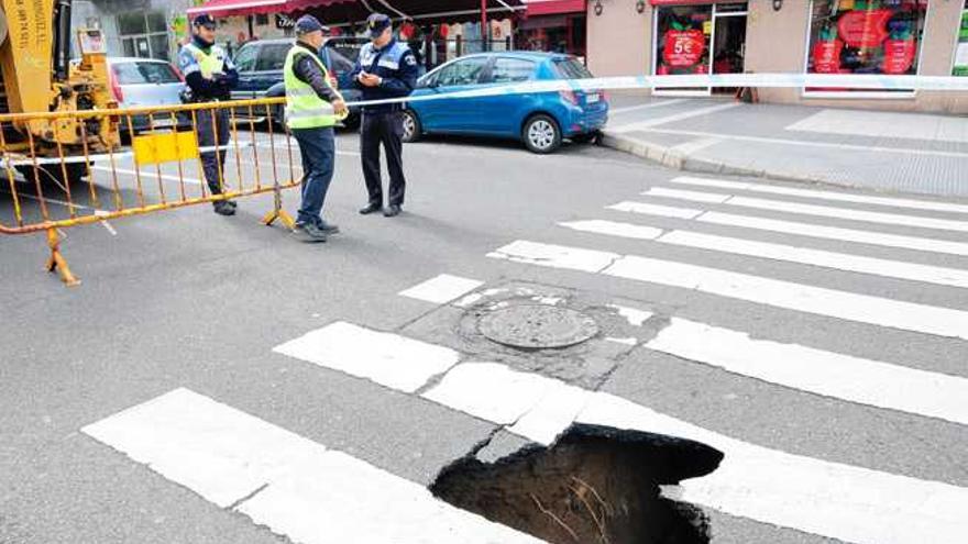 Un socavón obliga a cerrar un tramo de la avenida Mesa y López