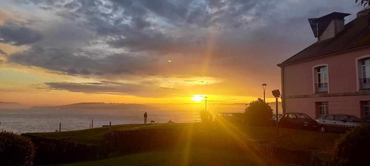 El sol se abre paso entre las nubes en las primeras horas de este miércoles 8 de abril, en una imagen tomada desde A Maestranza.