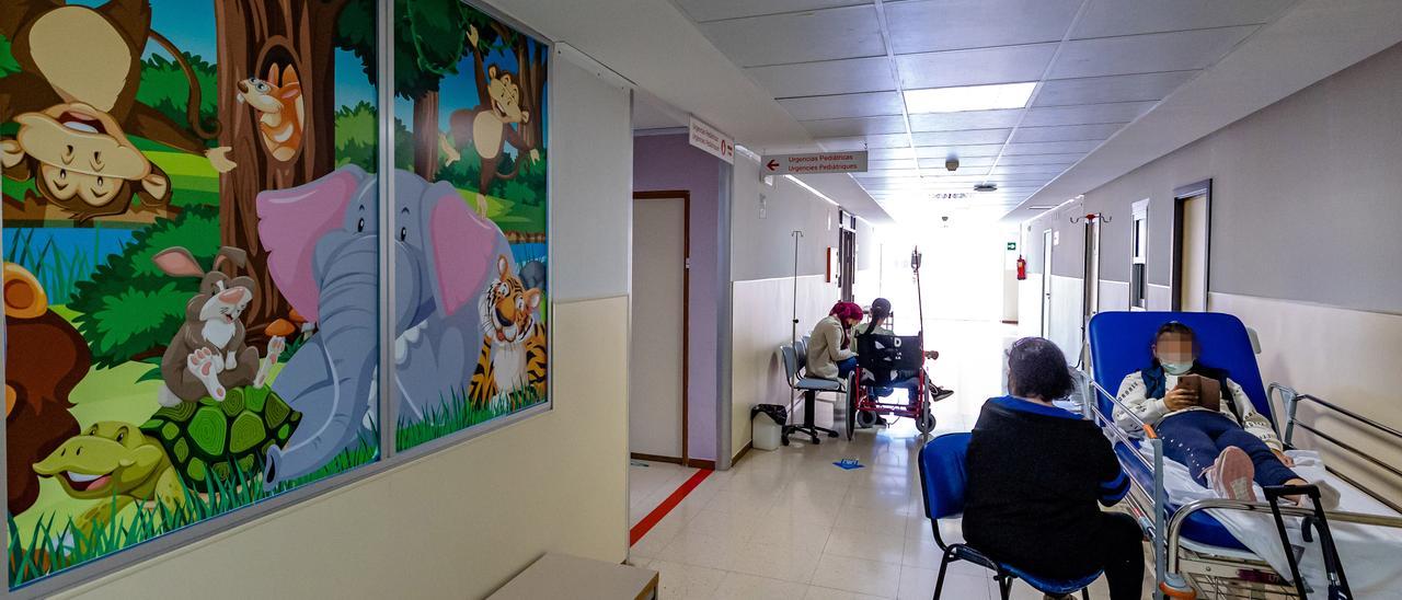 Dos menores esperan para ser vistas en el área de Urgencias de Pediatría el Hospital de la Marina Baixa, en una imagen de estos días.