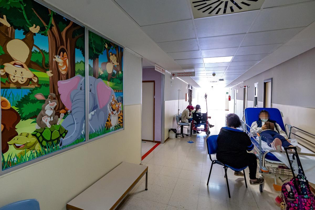 Dos menores esperan para ser vistas en el área de Urgencias de Pediatría el Hospital de la Marina Baixa, en una imagen de estos días.
