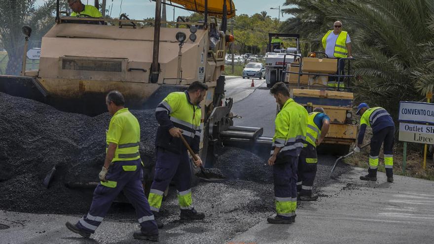 Obras de asfaltado en una imagen de archivo el Elche