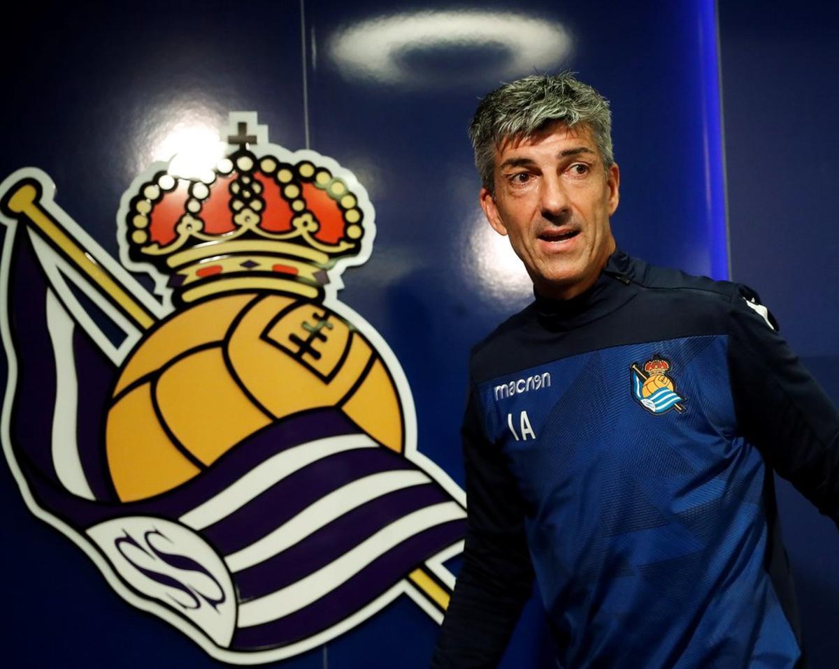 GRAFCAV690. LASARTE, 04/01/2019.- El entrenador de la Real Sociedad, Imanol Alguacil, durante la rueda de prensa previa al partido del domingo frente al Real Madrid, que ha ofrecido hoy en el campo de entrenamiento de Zubieta, en la localidad guipuzcoana de Lasarte. EFE/Javier Etxezarreta. GRAFCAV690. LASARTE, 04/01/2019.- El entrenador de la Real Sociedad, Imanol Alguacil, durante la rueda de prensa previa al partido del domingo frente al Real Madrid, que ha ofrecido hoy en el campo de entrenamiento de Zubieta, en la localidad guipuzcoana de Lasarte. EFE/Javier Etxezarreta.
