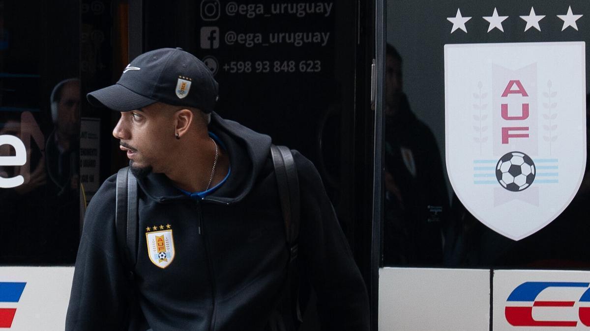 Ronald Araujo regresa a Montevideo tras tratarse su microlesión en Barcelona