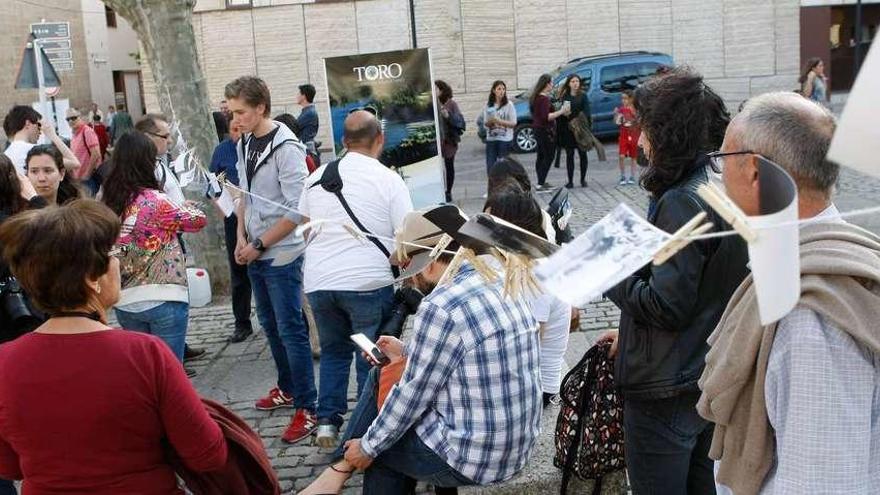 Participantes en la actividad en la plaza de Viriato.