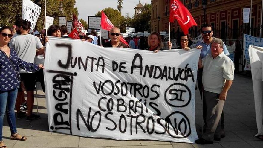 Trabajadores de los consorcios escuela de Joyería y la Madera exigen el cobro de sus salarios