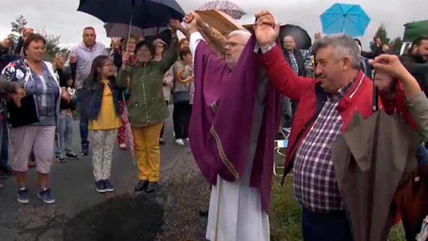 Un cura de Lugo organiza misas a pie de carretera para pedir su reparación