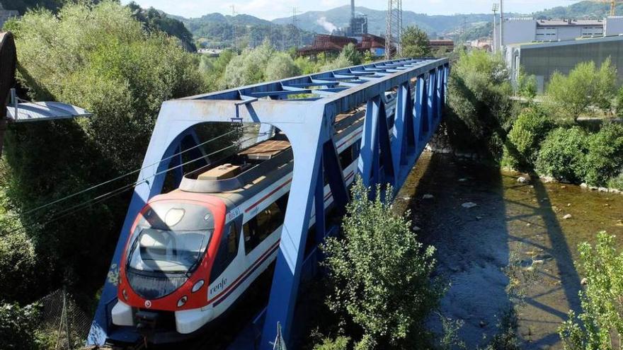 Un tren de viajeros de Renfe, a su paso por Langreo.