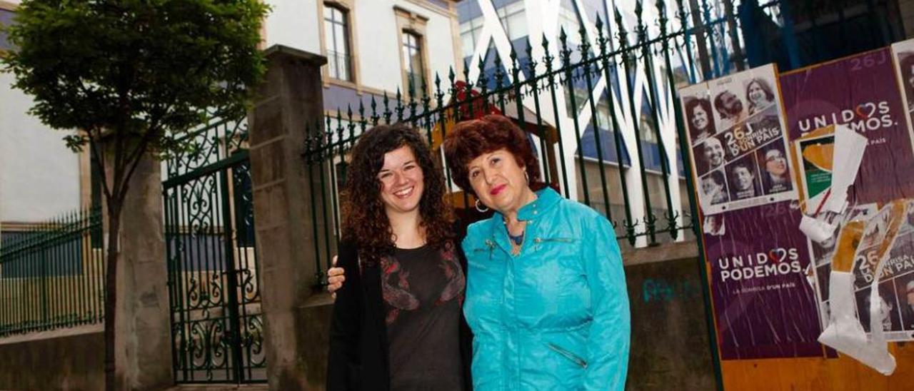 Sofía Castañón y Clari Fernández, en las inmediaciones del colegio público Jovellanos de Gijón.