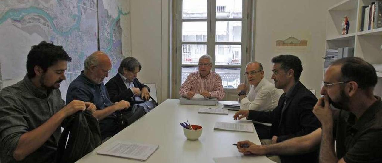 Reunión de la comisión de seguimiento del PXOM, presidida por el edil de Urbanismo. // Jesús Regal