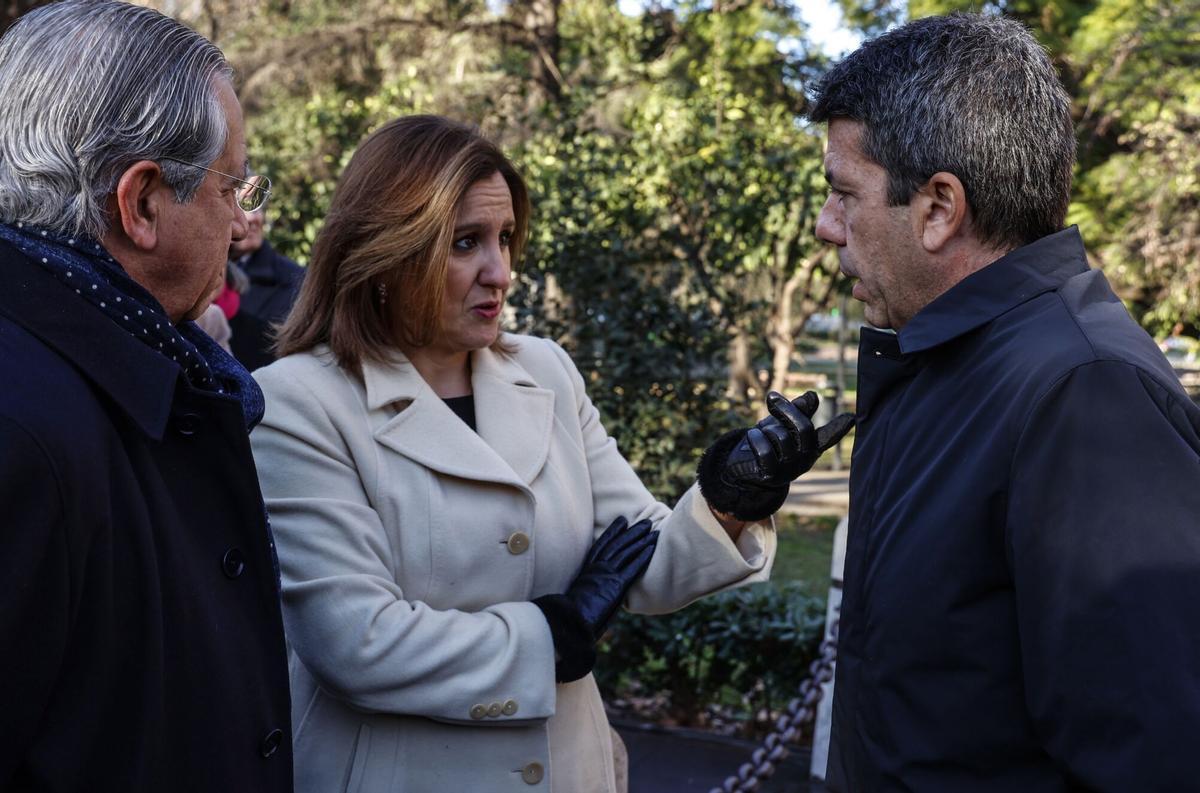 La alcaldesa de Valencia, María José Catalá (c), y el presidente de la Generalitat Valenciana, Carlos Mazón (d).