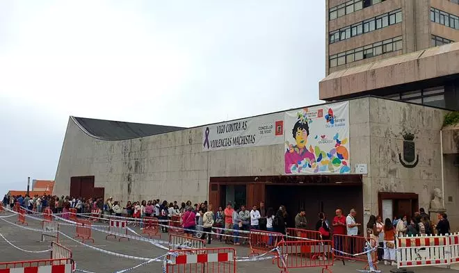 Colas para comprar las entradas para el concierto de Ana Mena en Castrelos