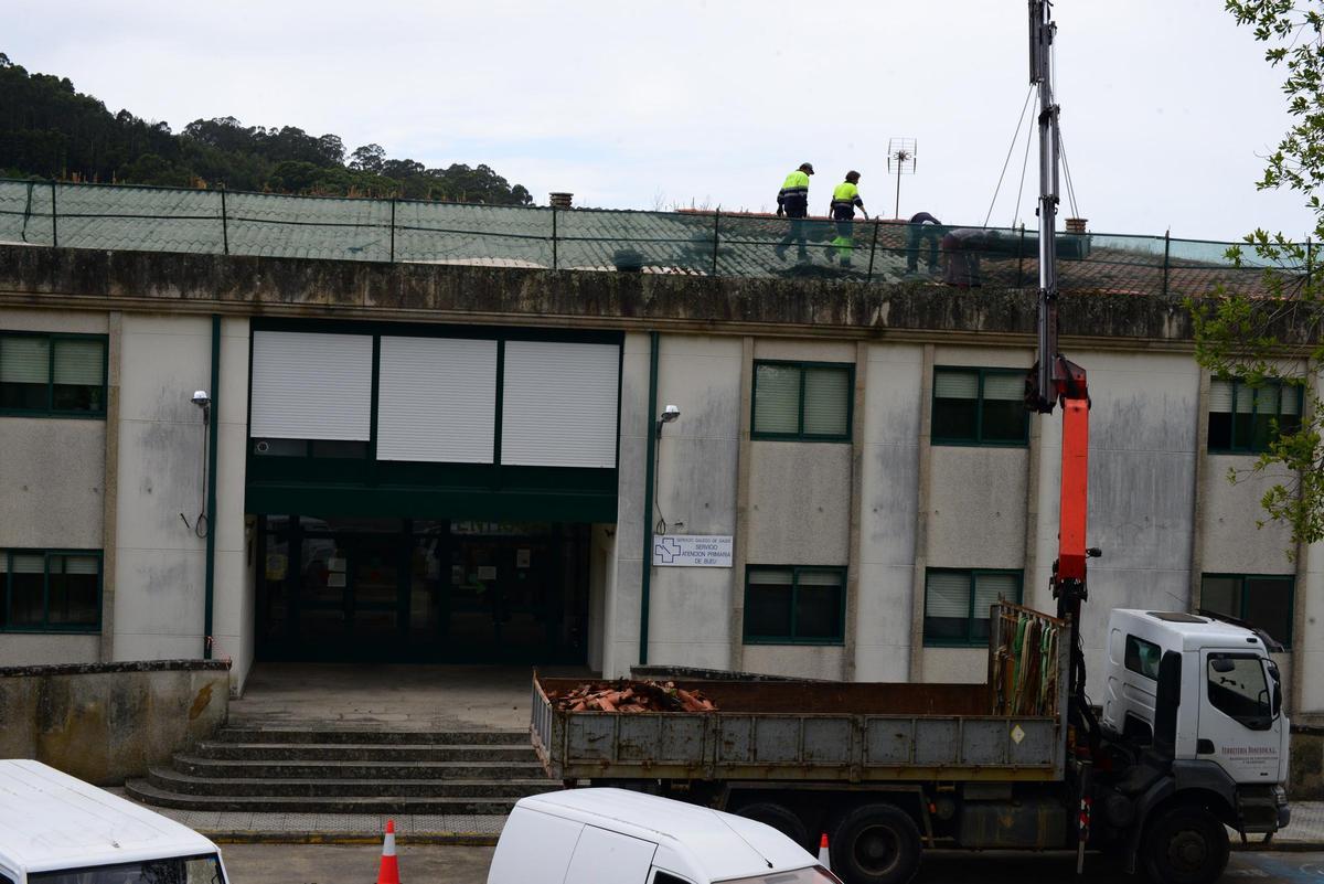 Las obras de retirada de las tejas para el cambio de cubierta del centro de salud de Bueu.