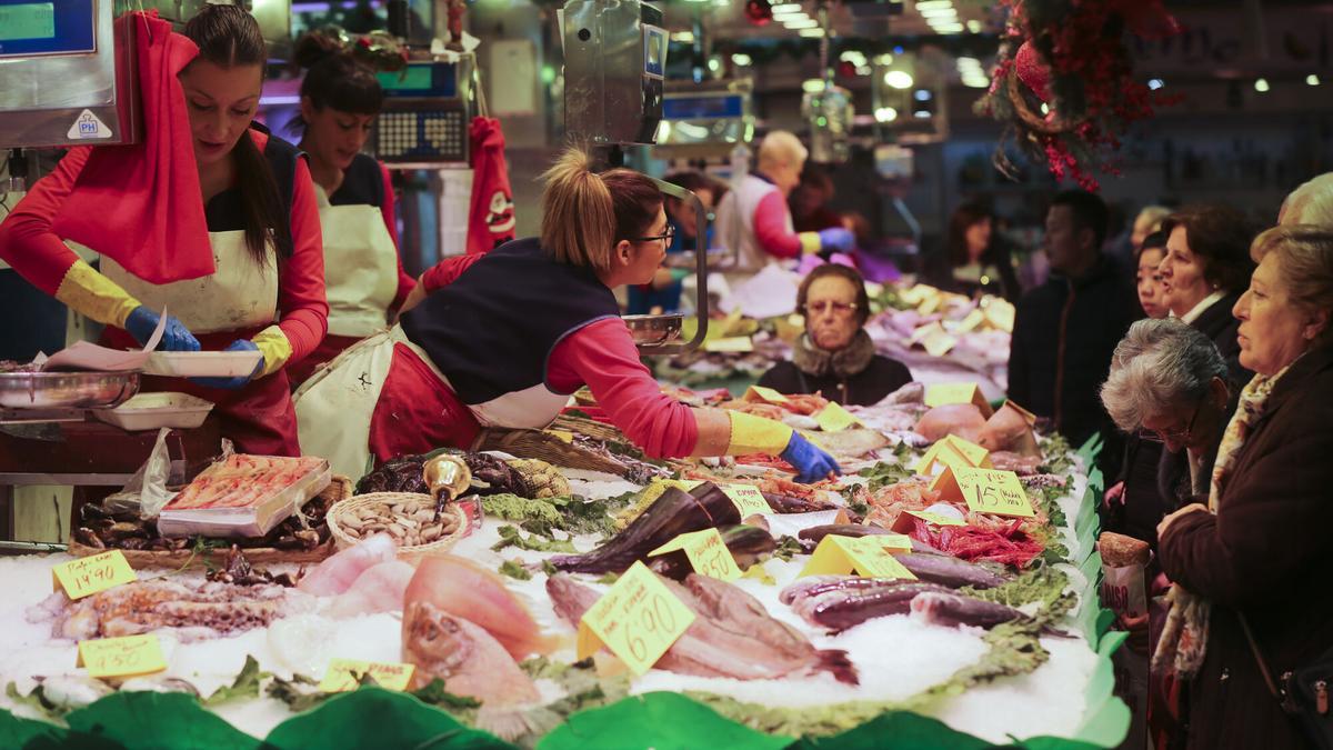 Compras de comida para Navidad en el Mercado de La Mercè de Barcelona