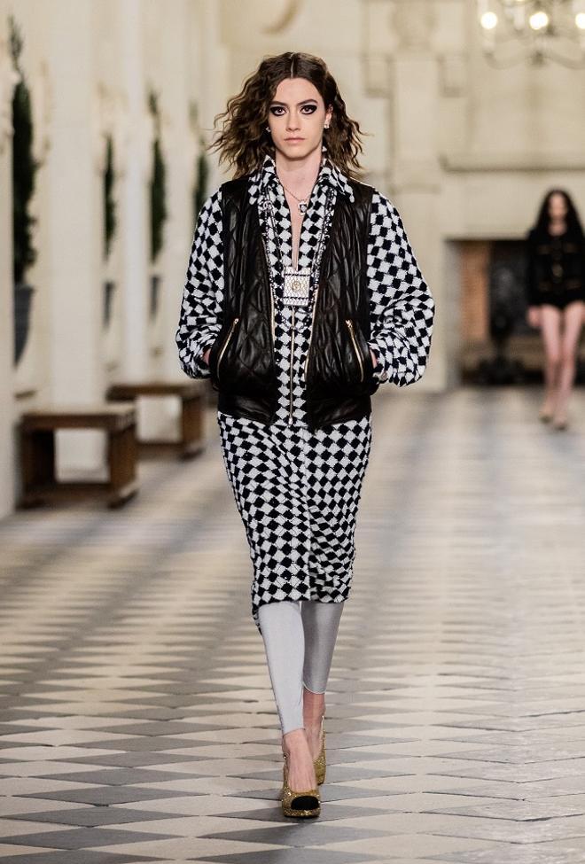 Chanel Métiers d'Art 2020/21: look a cuadros con leggings