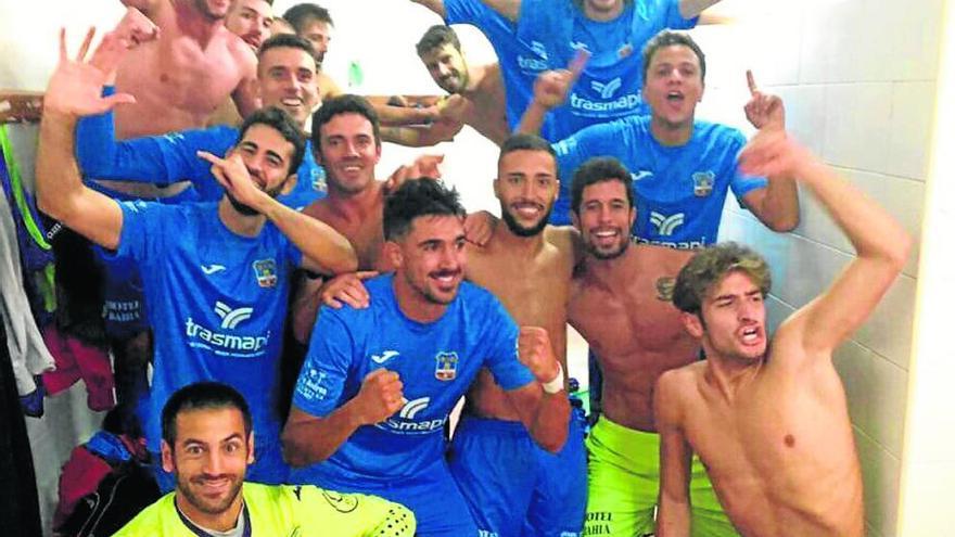Los jugadores del Formentera celebran el triunfo en Tudela.