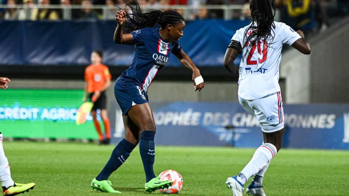 Partido entre el Paris Saint Germain (azules) y el Olympique de Lyon (blancas)