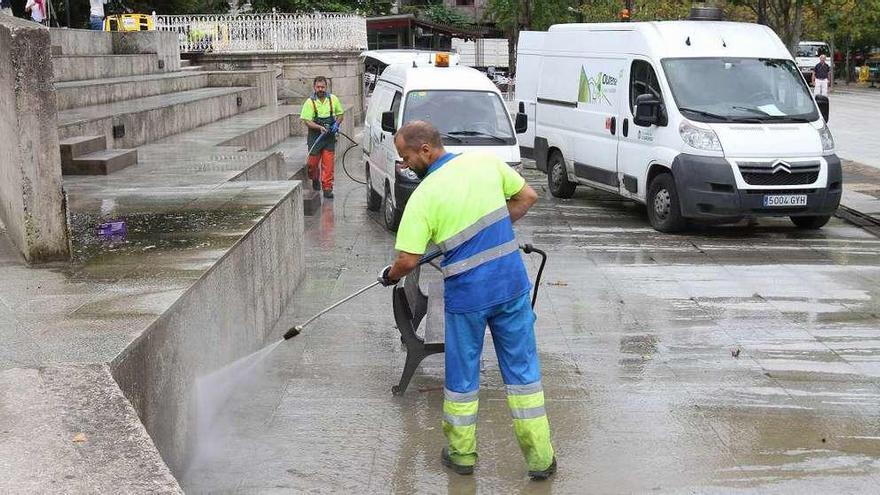 Un trabajador del Concello de Ourense limpia una calle de la ciudad.