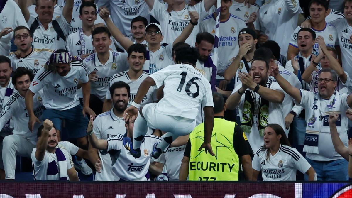 Endrick celebró con la grada su gol al Stuttgart