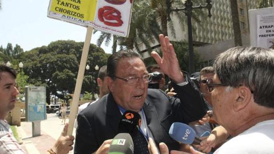 El presidente de la Cámara de comercio de Alicante comparece entre protestas
