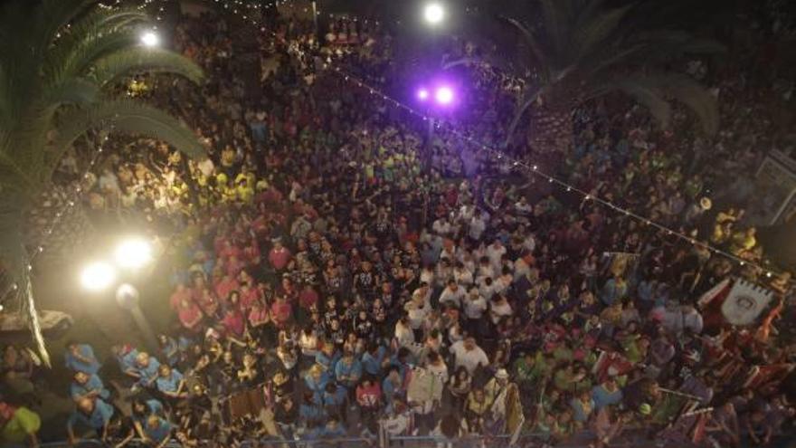 La Plaza del Ayuntamiento santjoaner se llenó anoche de vecinos ávidos de que comiencen las fiestas.