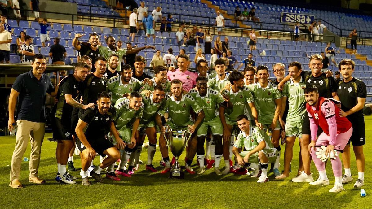 El Castellón posa con el trofeo conquistado en Alicante frente al Hércules por penaltis, con buena parte de los titulares frente a la Real Sociedad B.