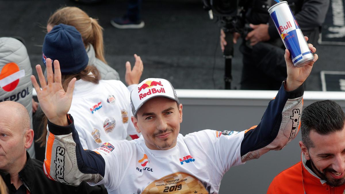 Jorge Lorenzo se despide de la afición, en el circuito de Cheste, el día de su retirada.