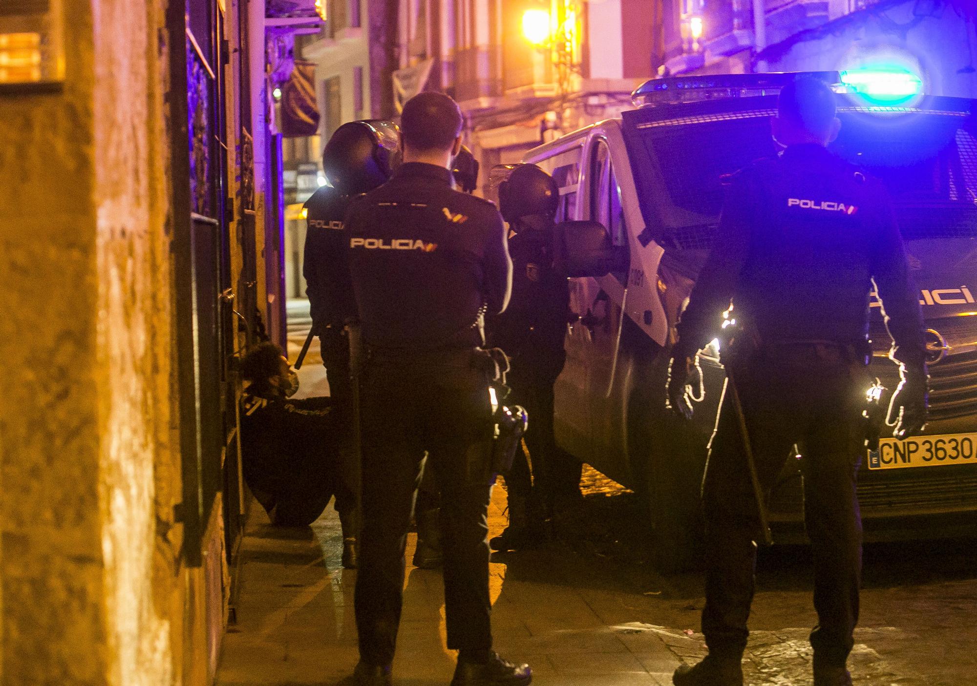 Un grupo de jóvenes negacionistas se enfrenta a la Policía Nacional en el centro de Alicante