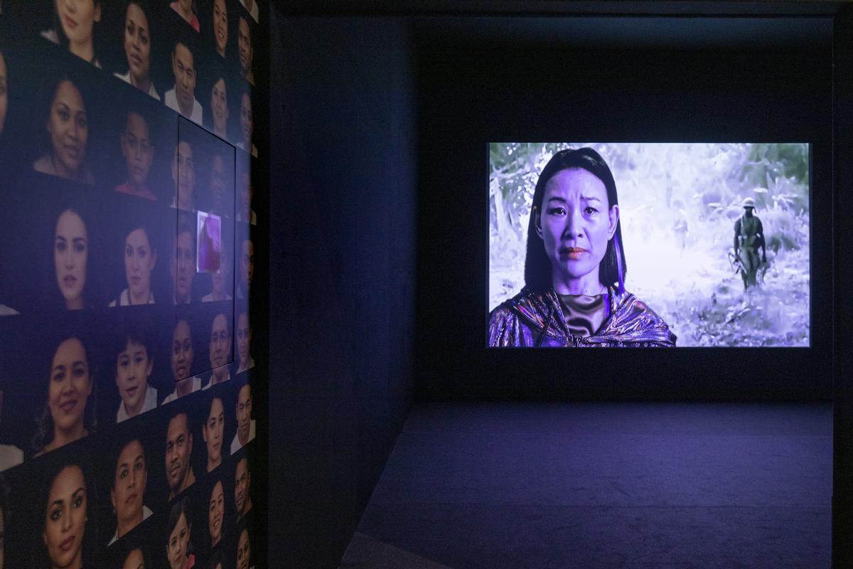 Vídeo con la actriz Joan Chen e imágenes impresas de rostros generados con inteligencia artificial que componen la obra 'Logic Paralyzes the Heart', 2021, de Lynn Hershman Leeson.