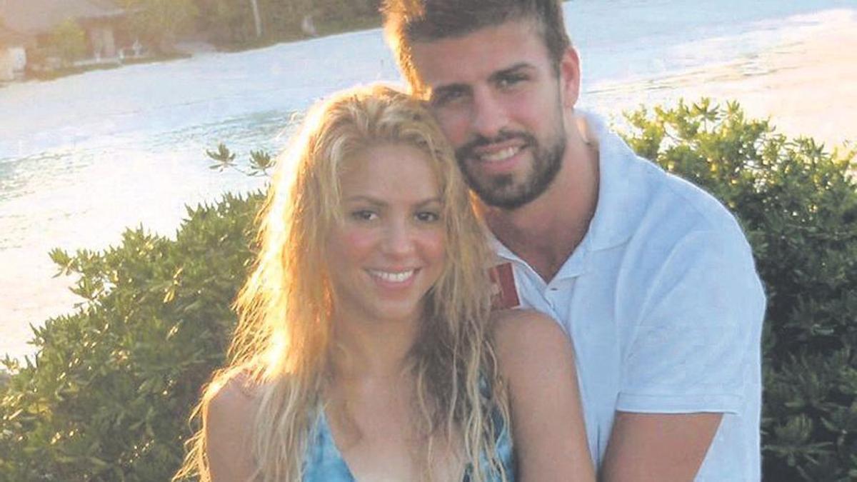 Shakira y Piqué confirman su relación en marzo de 2011.