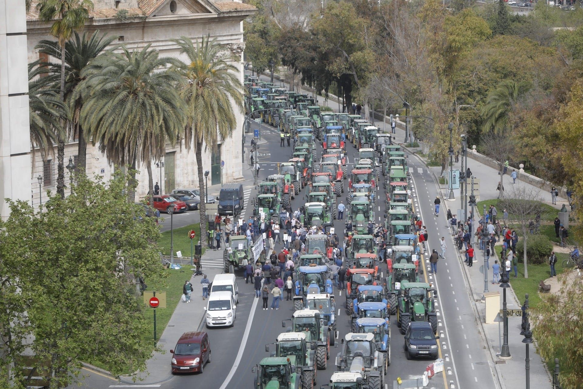 Tractorada de arroceros por el centro de València