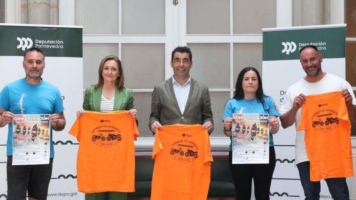 Luis López, con los moteros de Bueu