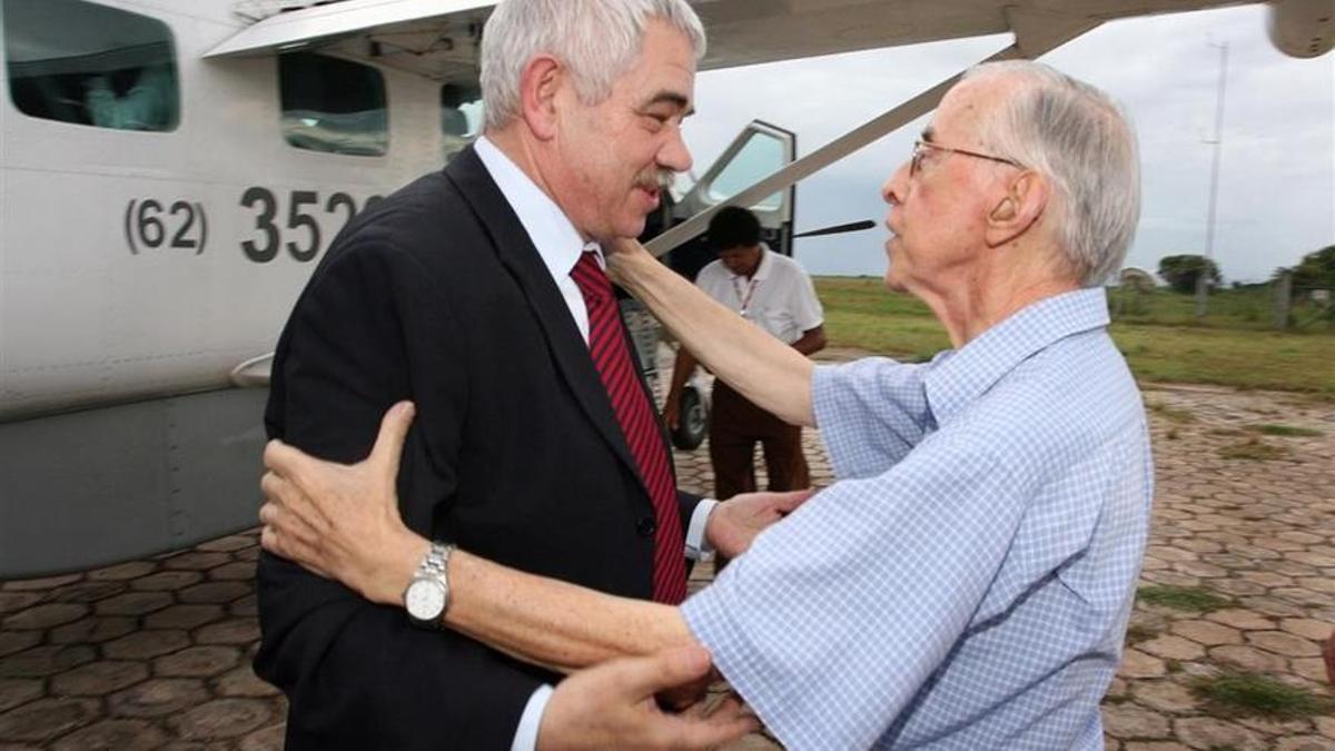 Pere Casaldàliga rebent Pasqual Maragall a peu de pista, el 9 de març del 2006