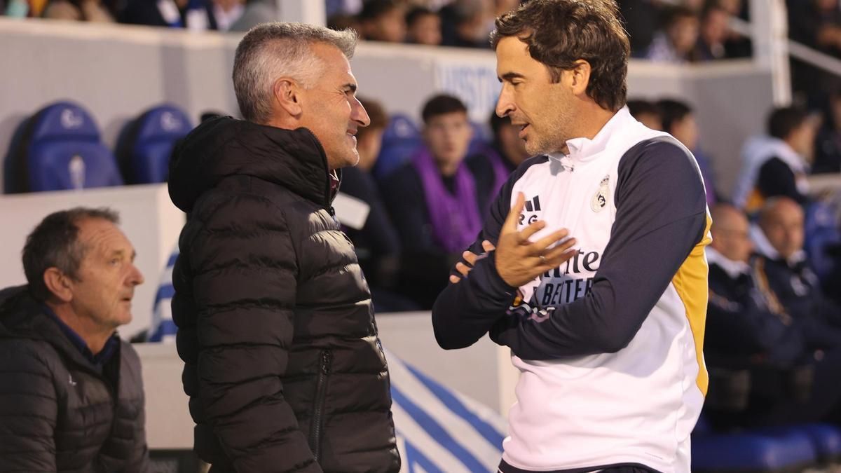 Vicente Parras charla con Raúl González, durante su etapa en el CD Alcoyano