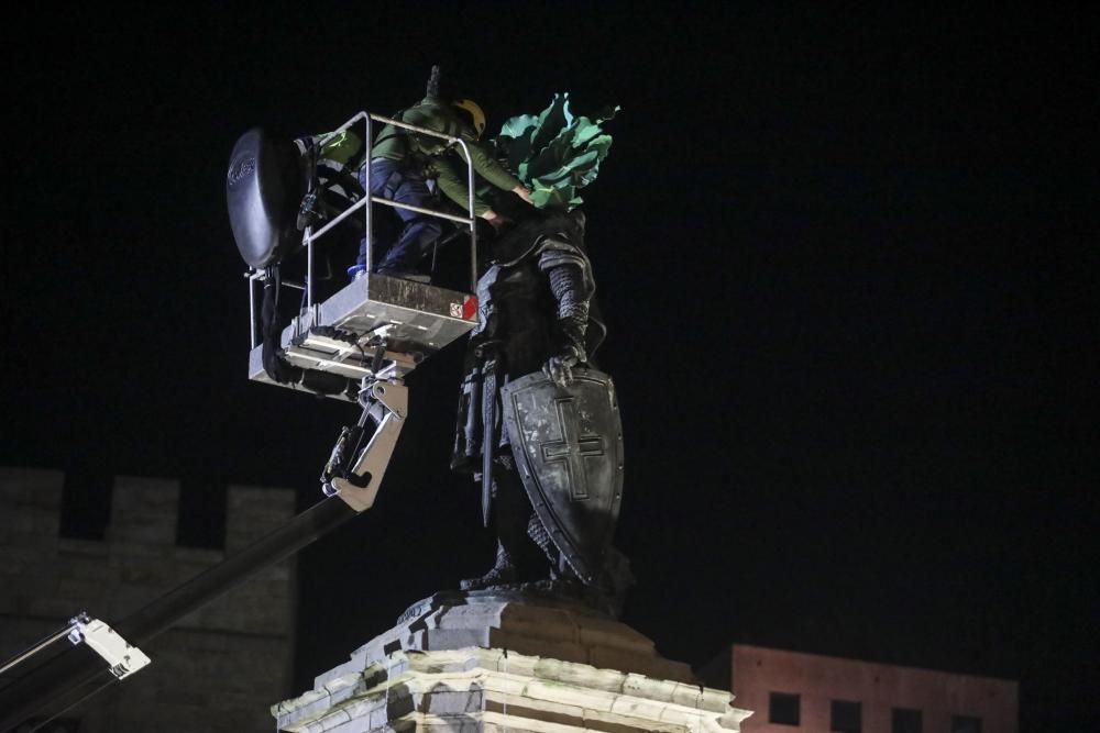 La estatua de Pelayo en Gijón luce su disfraz